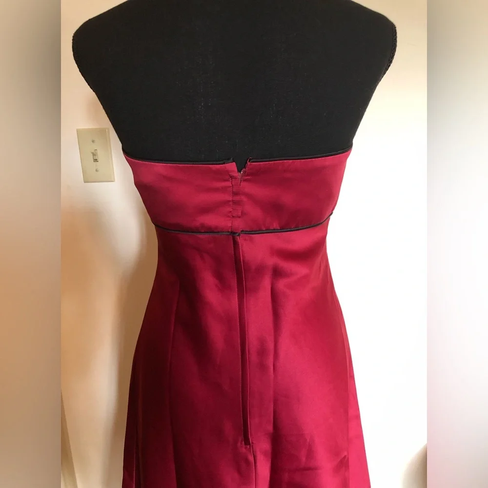 Dress; Alfred Angelo; Burgundy w/Black Piping; Full Skirt; Satiny; Fully Lined - Picture 5 of 8